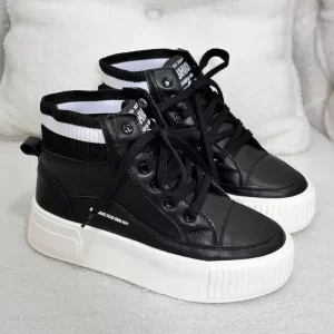 Botín Paris negro letras laterales y raya negra blanca en el elástico