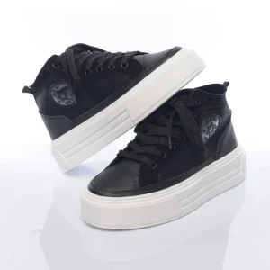 Botin New disponible en dos colores diferentes. Con hermosos detalles en sus laterales