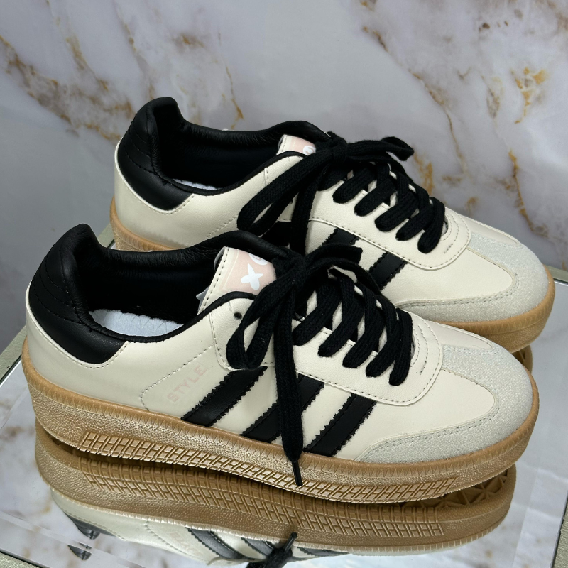 Tenis celeste, suela baja combinan versatilidad, cómodidad y estilo. Incluyen detalles en su parte lateral