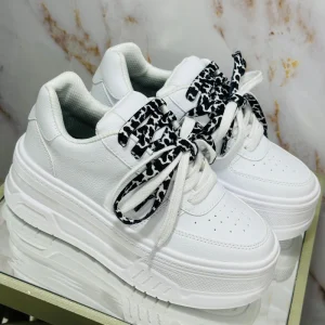 Tenis ciro, te brindan comodidad y te proporcionan una mayor altura son versátiles y fáciles de combinar con todas nuestros outfit.