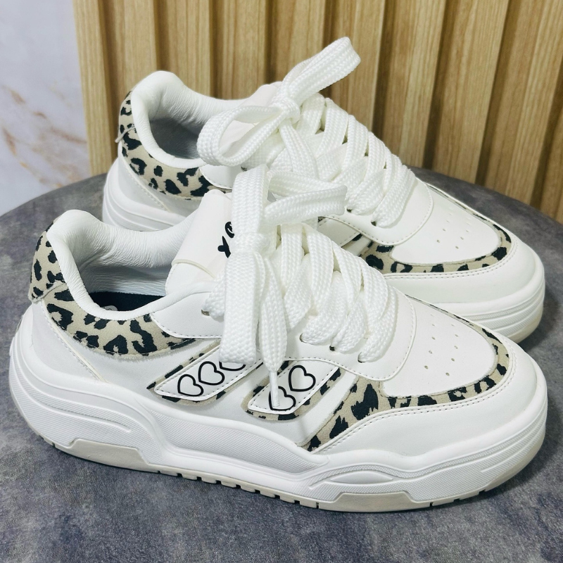 Tenis Selena, con hermosos detalles suela alta.