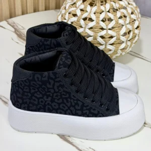 Tenis de moda para dama con diseño moderno y gran comodidad al caminar.