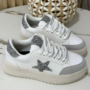 Calzado femenino elaborado para ofrecer confort, resistencia y un diseño versátil. Perfecto para quienes buscan tenis cómodos y fáciles de combinar.
