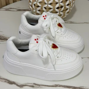 "Tenis femeninos con acabado moderno, diseñados para brindar comodidad y estilo en cada paso."