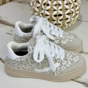 Explora nuestra colección de tenis para mujer con diseños actuales y confort en cada paso. Perfectos para looks casuales y modernos.
