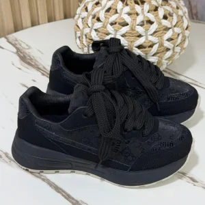 Tenis casuales para mujer con plataforma ligera, disponibles en color negro, blanco y camel. Diseño moderno con detalles grabados y suela cómoda para uso diario.