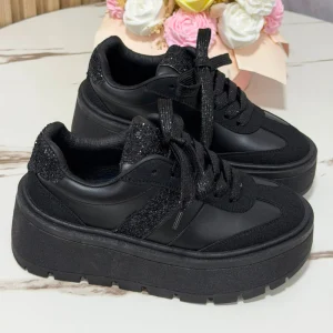 Tenis para mujer con plataforma gruesa, cordones y detalles brillantes, disponibles en diseños modernos que combinan estilo, versatilidad y comodidad para looks casuales.