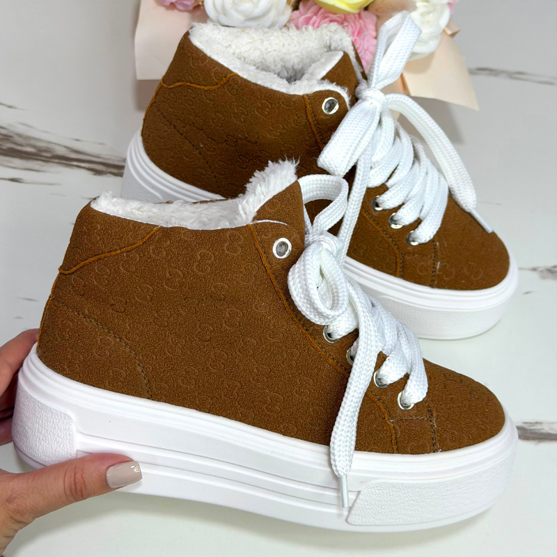 En Tennisstoree encontrarás tenis y calzado para mujer con diseños modernos, cómodos y en tendencia. Descubre nuevas referencias, variedad de estilos y opciones ideales para complementar tus outfits. ¡Encuentra tus favoritos y renueva tu estilo con nosotros!