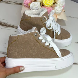 En Tennisstoree encontrarás tenis y calzado para mujer con diseños modernos, cómodos y en tendencia. Descubre nuevas referencias, variedad de estilos y opciones ideales para complementar tus outfits. ¡Encuentra tus favoritos y renueva tu estilo con nosotros!