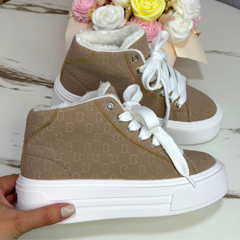 En Tennisstoree encontrarás tenis y calzado para mujer con diseños modernos, cómodos y en tendencia. Descubre nuevas referencias, variedad de estilos y opciones ideales para complementar tus outfits. ¡Encuentra tus favoritos y renueva tu estilo con nosotros!