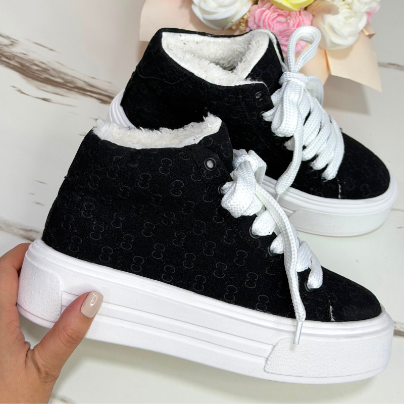 En Tennisstoree encontrarás tenis y calzado para mujer con diseños modernos, cómodos y en tendencia. Descubre nuevas referencias, variedad de estilos y opciones ideales para complementar tus outfits. ¡Encuentra tus favoritos y renueva tu estilo con nosotros!