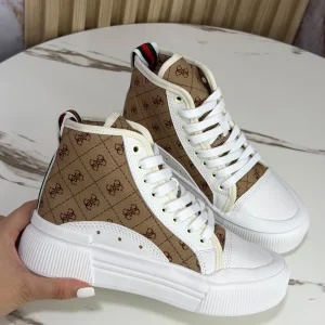 Renueva tu estilo con las nuevas referencias de calzado para mujer de Tennisstoree. Explora diseños actuales que combinan estilo y versatilidad para acompañarte en tu día a día.