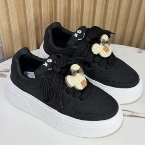 Conoce las novedades en tenis para mujer de Tennisstoree. Encuentra opciones para combinar con jeans, faldas, vestidos y tus prendas favoritas, y descubre nuevos estilos para cada ocasión.