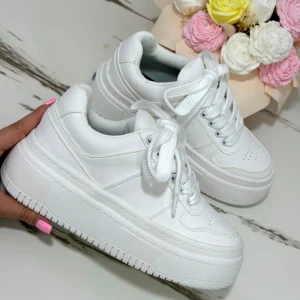 ¡Renueva tu estilo con nuestra nueva referencia! 👟💖 Calzado para mujer con diseños en tendencia, perfectos para combinar con tus looks favoritos y lucir espectacular todos los días. Encuentra tu estilo ideal en Tennisstoree. ✨