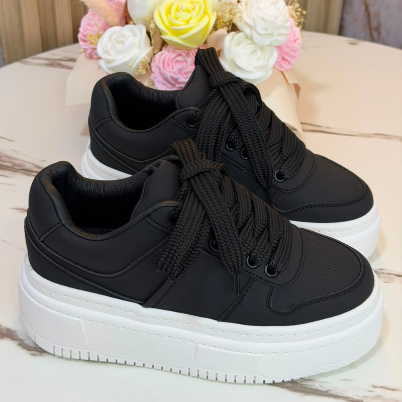 ¡Renueva tu estilo con nuestra nueva referencia! 👟💖 Calzado para mujer con diseños en tendencia, perfectos para combinar con tus looks favoritos y lucir espectacular todos los días. Encuentra tu estilo ideal en Tennisstoree. ✨