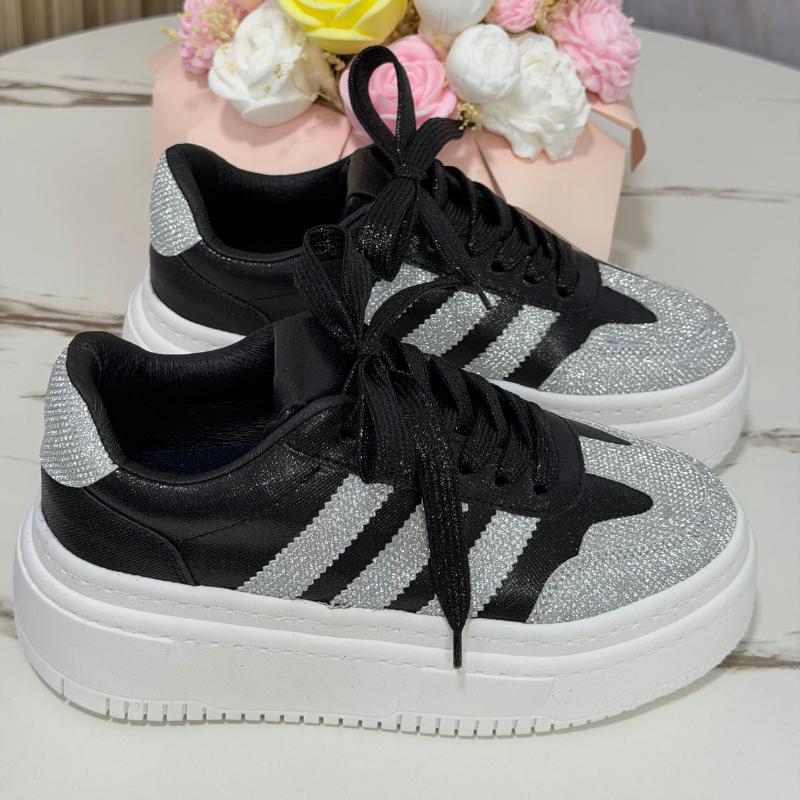 Descubre las nuevas referencias de tenis para mujer en Tennisstoree. Encuentra estilos modernos y versátiles, ideales para complementar tus outfits y lucir cómoda en diferentes ocasiones.