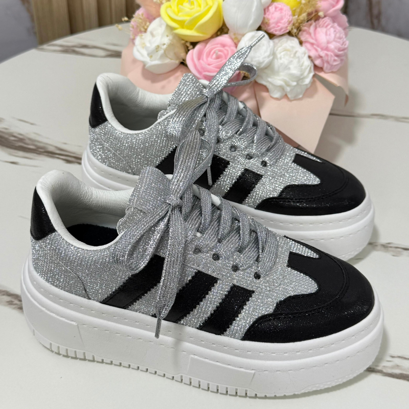 Descubre las nuevas referencias de tenis para mujer en Tennisstoree. Encuentra estilos modernos y versátiles, ideales para complementar tus outfits y lucir cómoda en diferentes ocasiones.