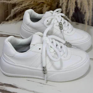 Tenis para mujer color blanco, negro, café, verde oliva con cordones gruesos decorativos y diseño moderno.