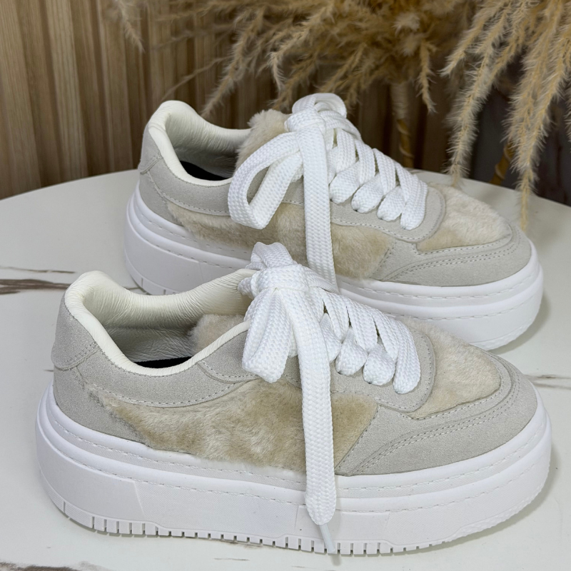 Descubre una nueva referencia de tenis para mujer en Tennisstoree, ideal para complementar tus outfits con un toque moderno y versátil. Su diseño combina fácilmente con diferentes prendas, desde jeans hasta faldas y vestidos, para crear looks casuales con mucho estilo. Encuentra tu próxima referencia favorita y consulta las tallas y colores disponibles.