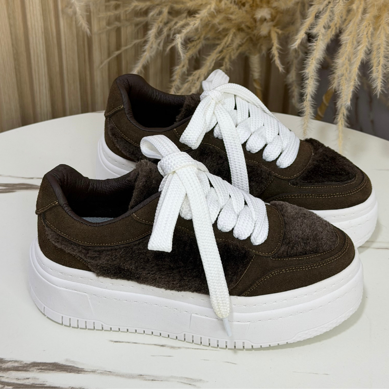 Descubre una nueva referencia de tenis para mujer en Tennisstoree, ideal para complementar tus outfits con un toque moderno y versátil. Su diseño combina fácilmente con diferentes prendas, desde jeans hasta faldas y vestidos, para crear looks casuales con mucho estilo. Encuentra tu próxima referencia favorita y consulta las tallas y colores disponibles.