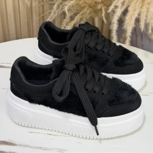Descubre una nueva referencia de tenis para mujer en Tennisstoree, ideal para complementar tus outfits con un toque moderno y versátil. Su diseño combina fácilmente con diferentes prendas, desde jeans hasta faldas y vestidos, para crear looks casuales con mucho estilo. Encuentra tu próxima referencia favorita y consulta las tallas y colores disponibles.